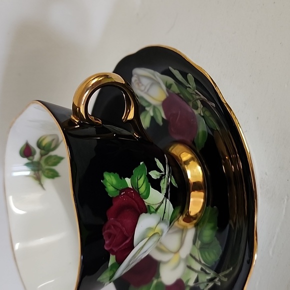 1950's Windsor England Bone China Tea Cup & Saucer Red/white/gold collectible - Picture 7 of 7